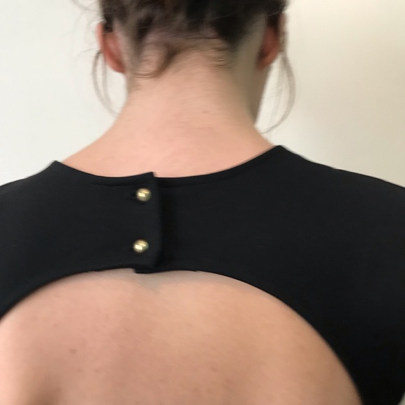 Perfect lil black dress for prom!!
backless deep v neck snaps at back neck - Picture 6 of 12